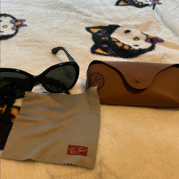 Ray-Ban Black Oval Sunglasses - Picture 4 of 7